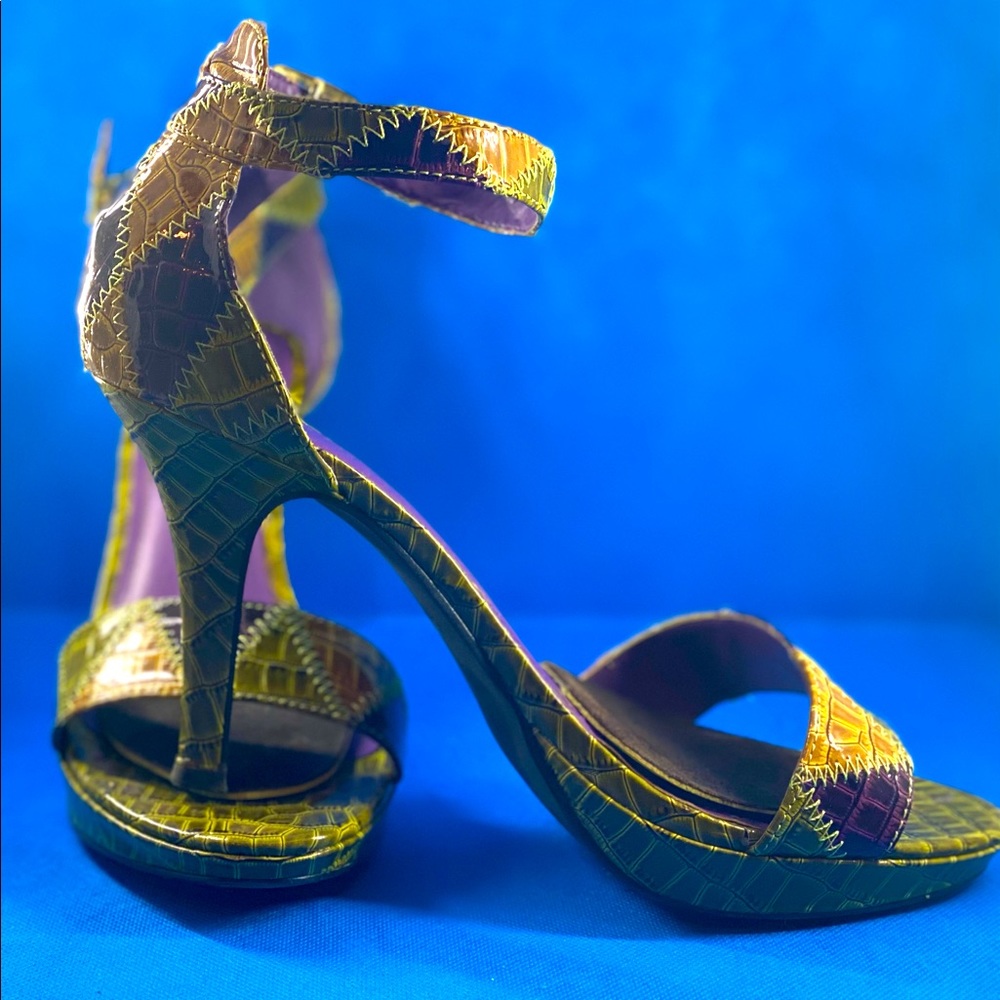 Heels, strap around the ankle,